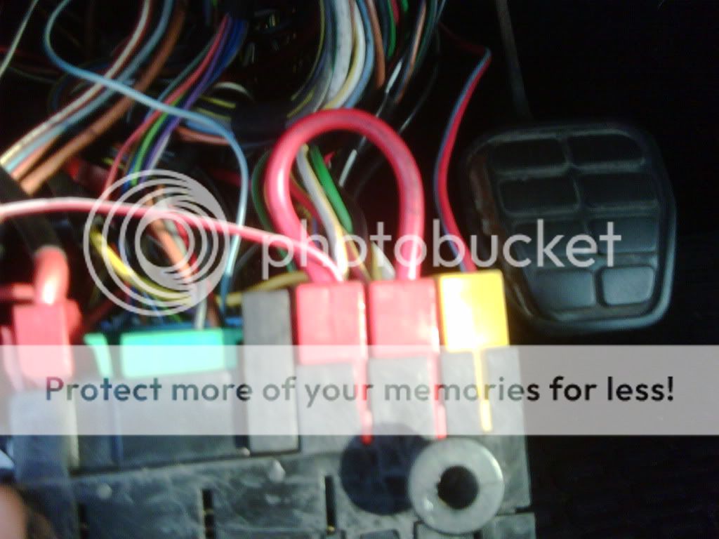 For anyone running a passat obd1 harness you will see the red and yellow wire in this pic this will power up your injectors ETC just cut off the end of it ...